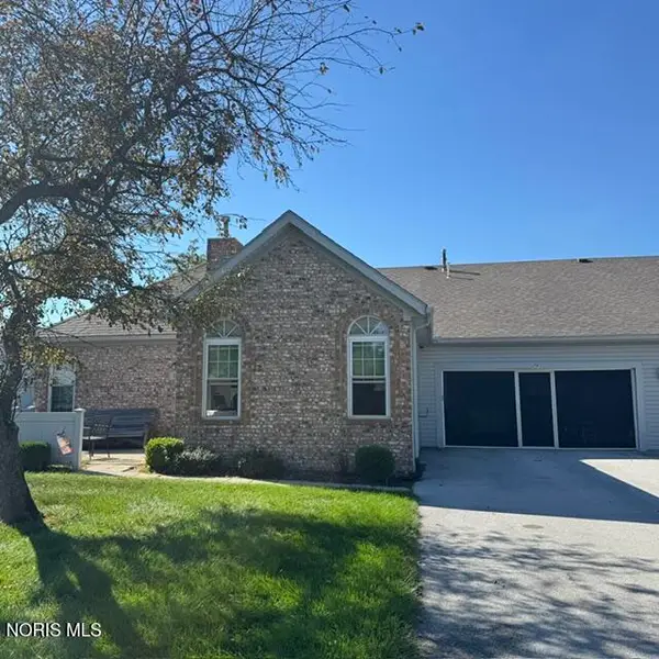 74 Stonegate Circle, Bowling Green, OH 43402