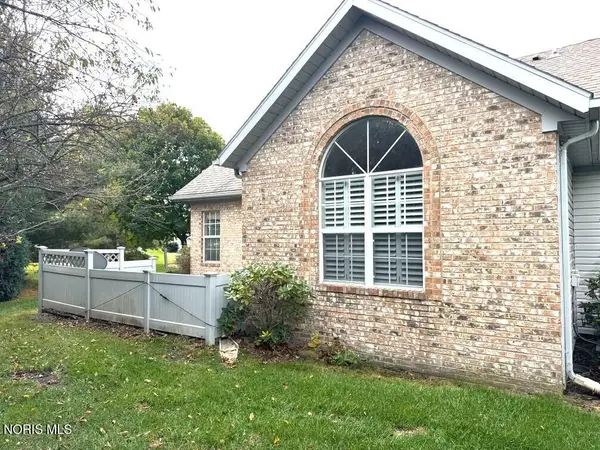 93 Stonegate Circle, Bowling Green, OH 43402