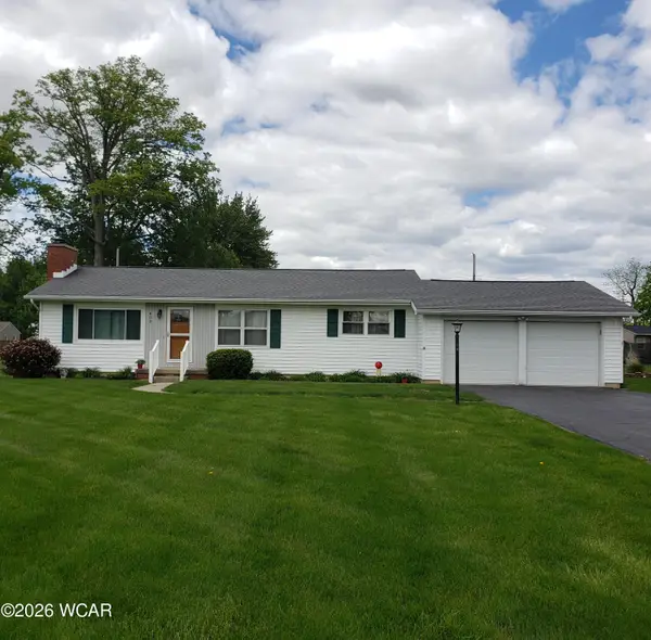 402 Woodlawn Drive, Wapakoneta, OH 45895