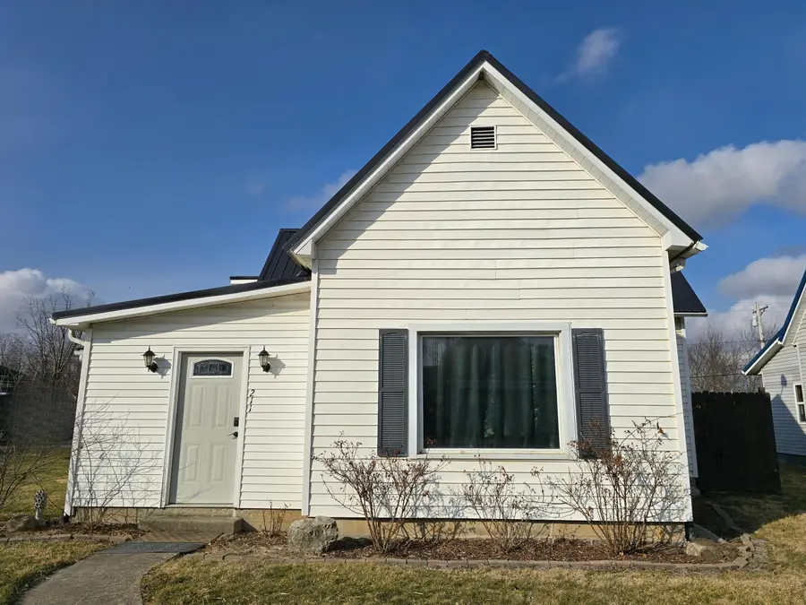 211 E Wapakoneta Street, Waynesfield, OH 45896 - #2