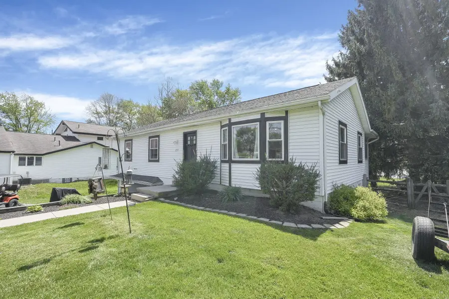 2571 W Choctaw Drive, London, OH 43140 - #3