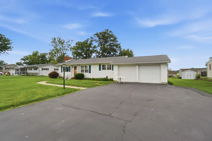 402 Woodlawn Drive, Wapakoneta, OH 45895 - #2