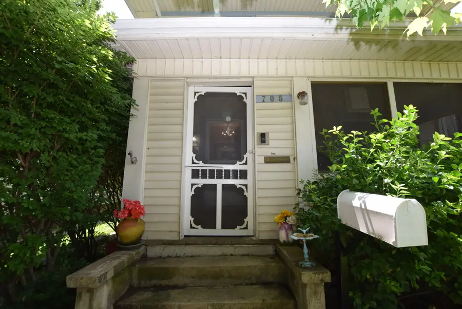 705 E Cassilly Street, Springfield, OH 45503 - #3