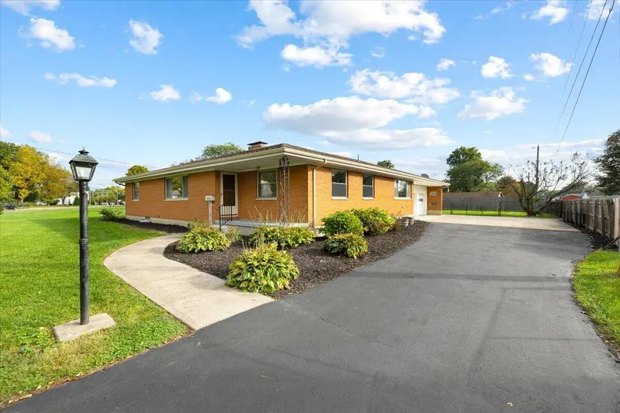 606 W Lake Avenue, New Carlisle, OH 45344 - #3