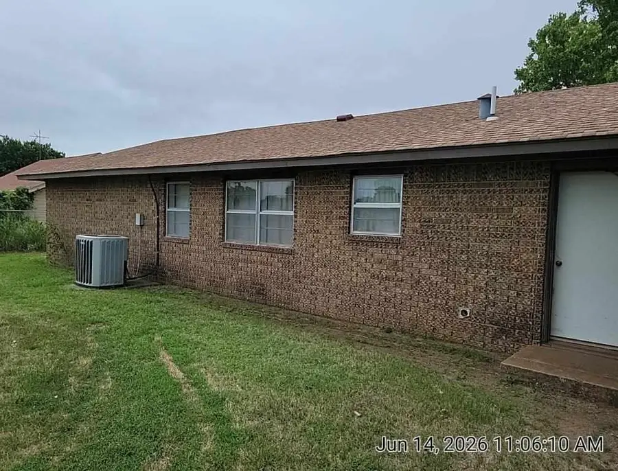 509 W South Boundary St, Walters, OK 73572 - #3