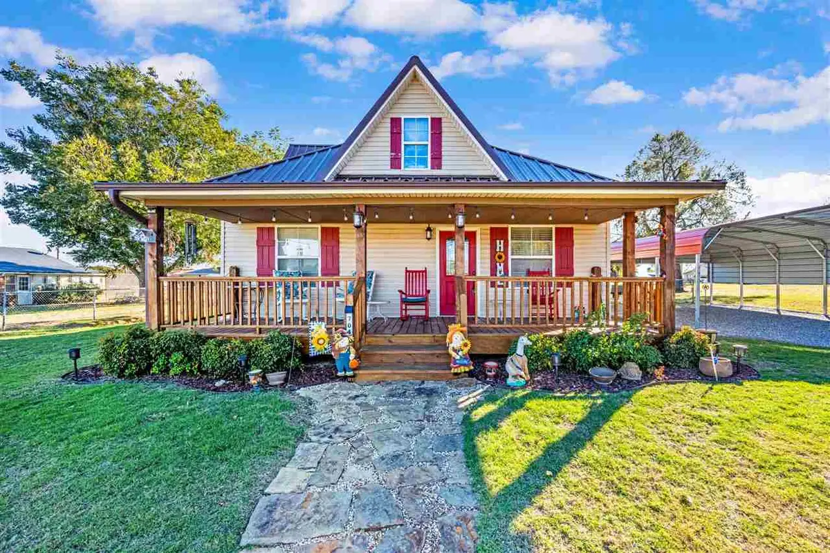 704 6th St, Elgin, OK 73538 - #1