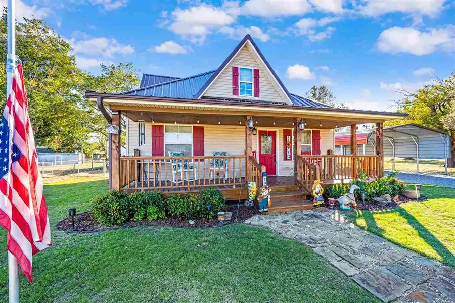 704 6th St, Elgin, OK 73538 - #3