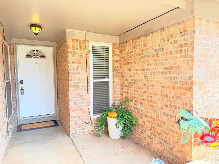 2305 NW Robinhood Dr, Lawton, OK 73505 - #2