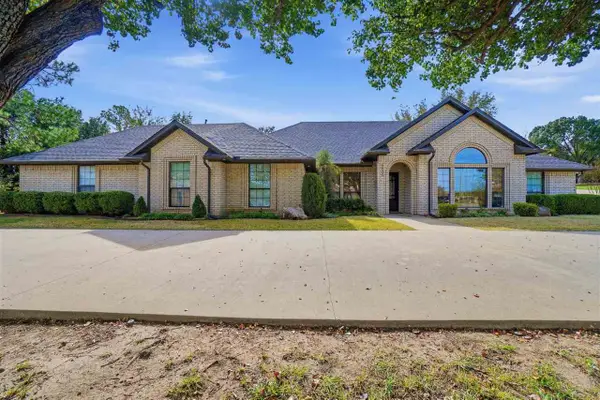 6806 NW Oak Dale Dr, Lawton, OK 73505