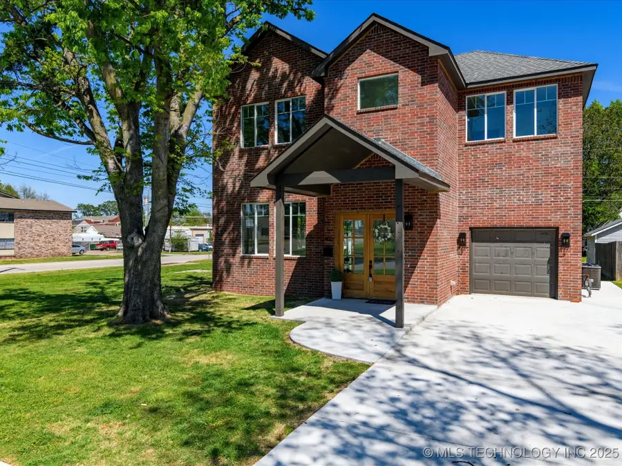 402 S Wyandotte Avenue, Bartlesville, OK 74003 - #2