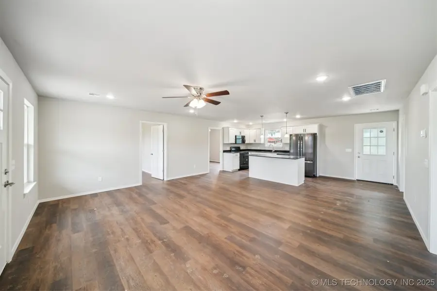 112 E Loy Avenue, Chouteau, OK 74337 - Image #3