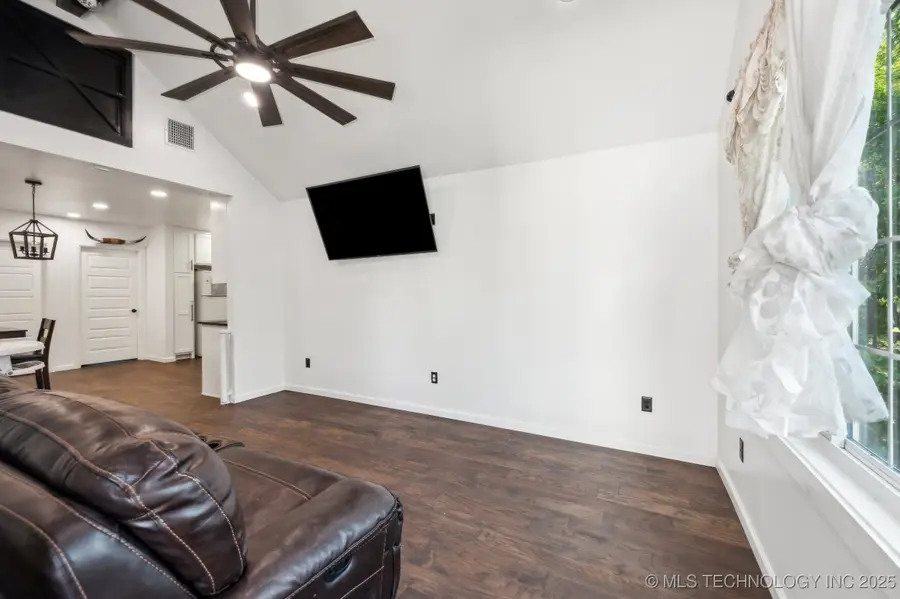 610 E 4th Avenue, Bristow, OK 74010 - Image #3