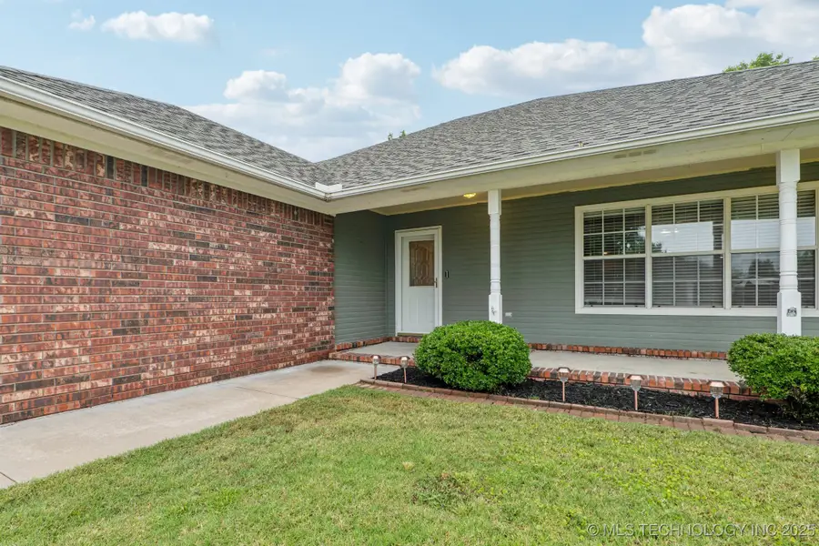 617 Ridgewood Drive, Pryor, OK 74361 - Image #2