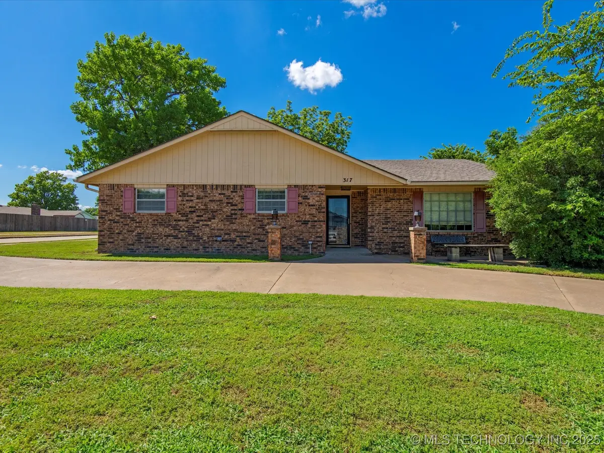 317 NE Autumn Court, Bartlesville, OK 74006 - Image #1