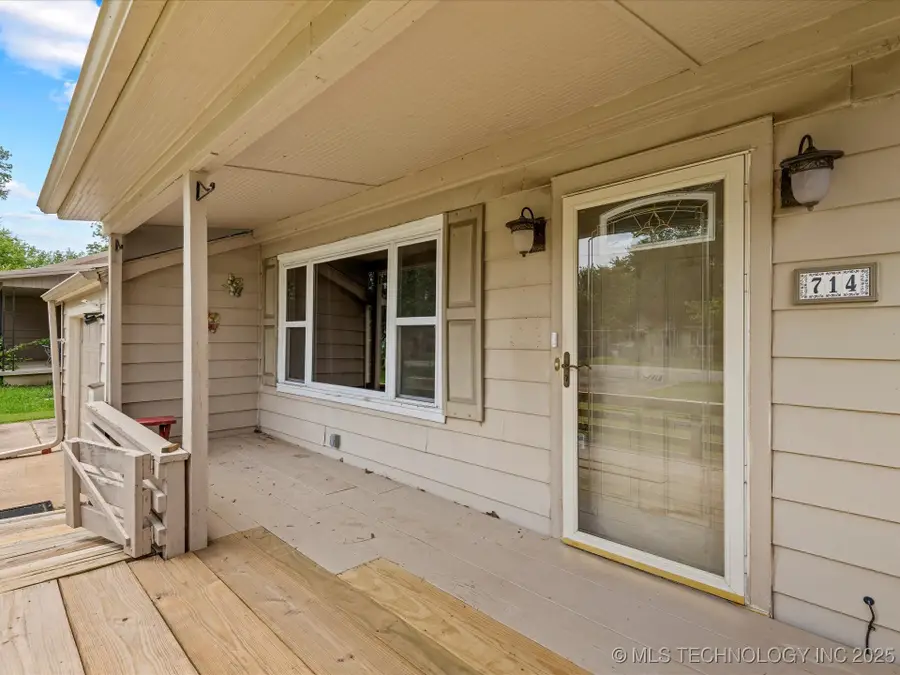 714 W Shawnee Avenue, Nowata, OK 74048 - Image #2