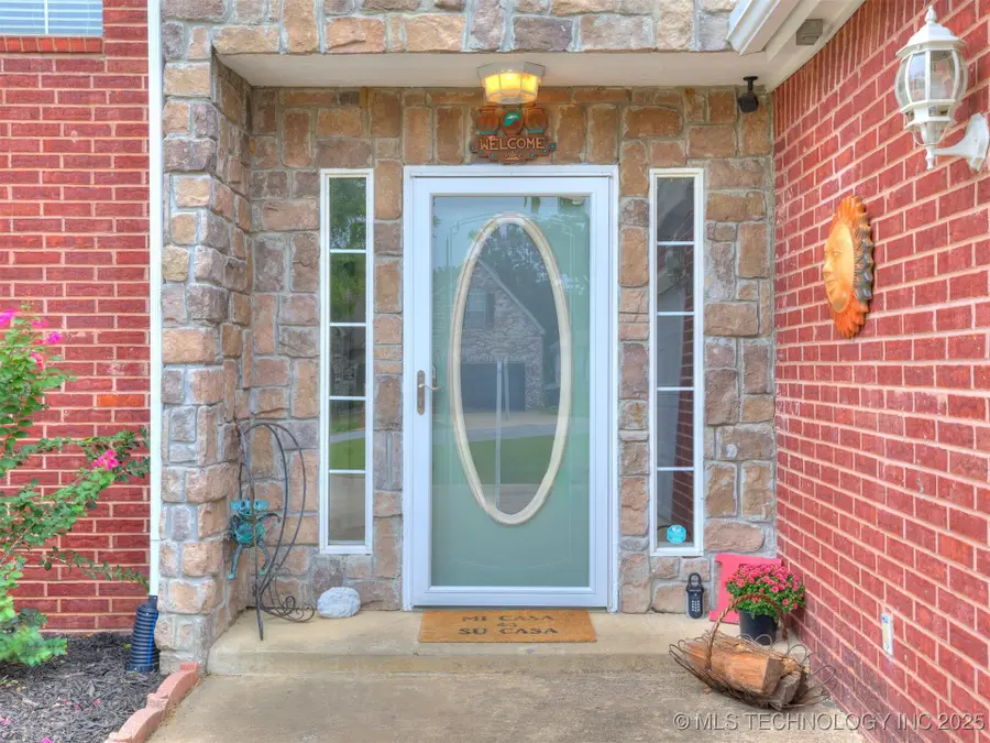 3821 S Rolling Oaks Drive, Tulsa, OK 74107 - Image #3