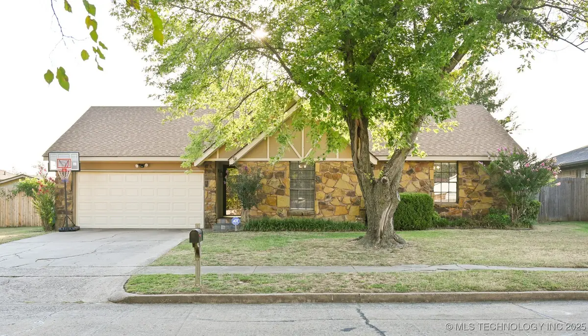 2303 N Dogwood Street, Owasso, OK 74055 - Image #1