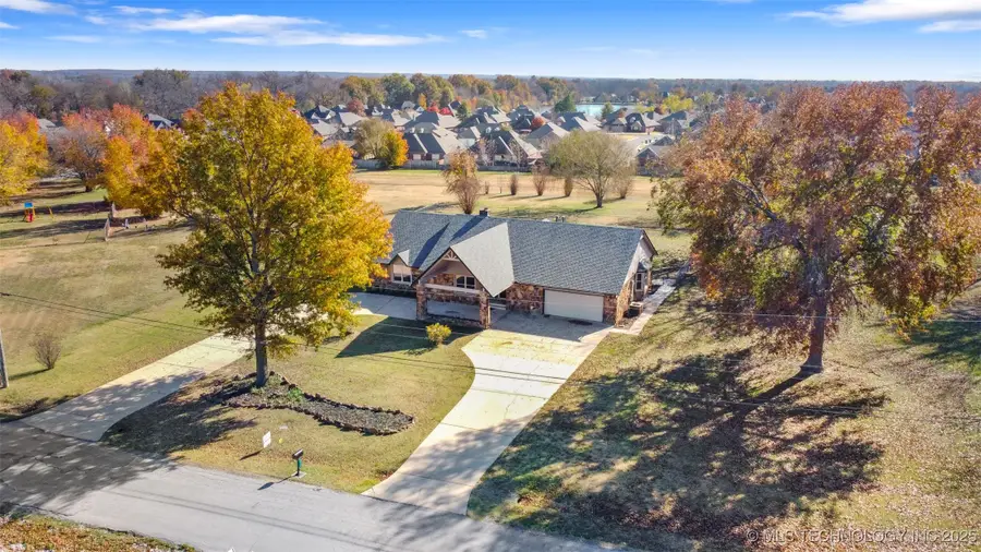 8452 E Blackwell Avenue, Claremore, OK 74019 - Image #2