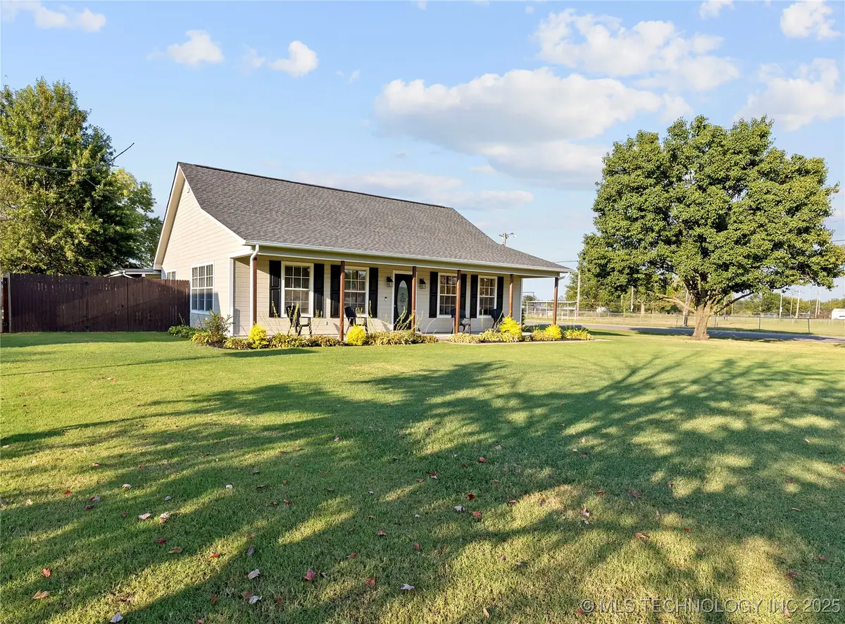 907 NE 4th Street, Wagoner, OK 74467 - #1