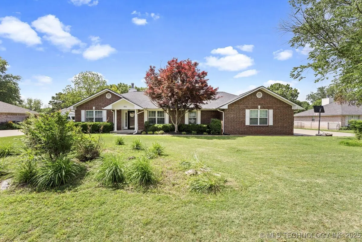 816 Chatsworth Drive, Grove, OK 74344 - Image #1