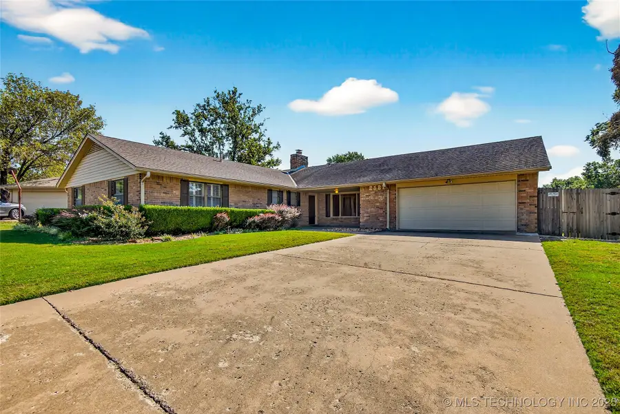 2527 Dorchester Drive, Bartlesville, OK 74006 - Image #2