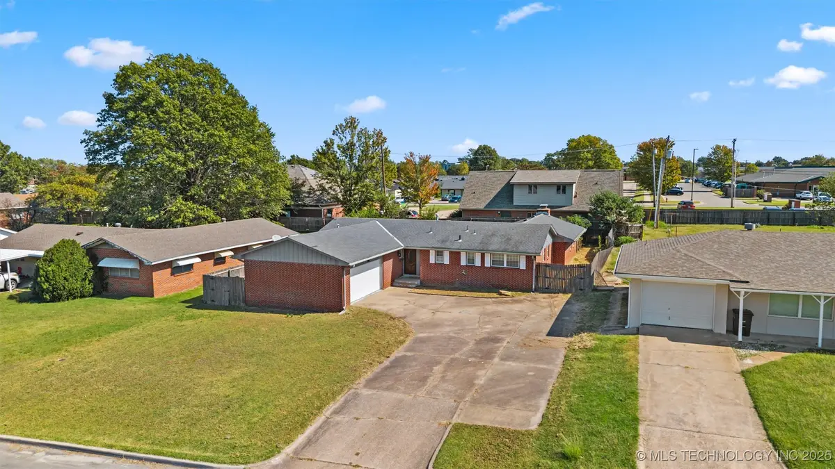 220 SE Roselawn Avenue, Bartlesville, OK 74006 - Image #1