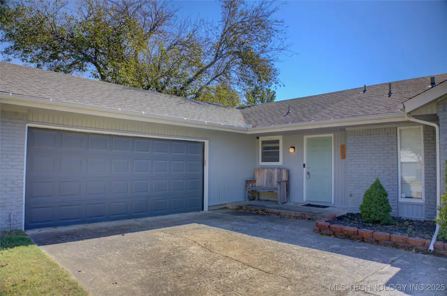 539 Meadowood Drive, Broken Arrow, OK 74011 - Image #2