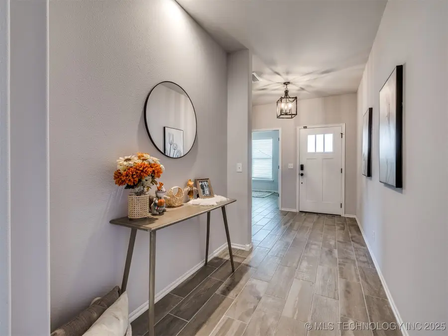 2010 W Fredericksburg Court, Broken Arrow, OK 74011 - Image #3