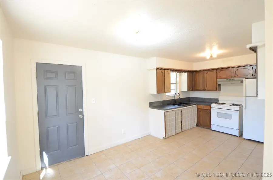 301 E Carlos Avenue, Bristow, OK 74010 - Image #2