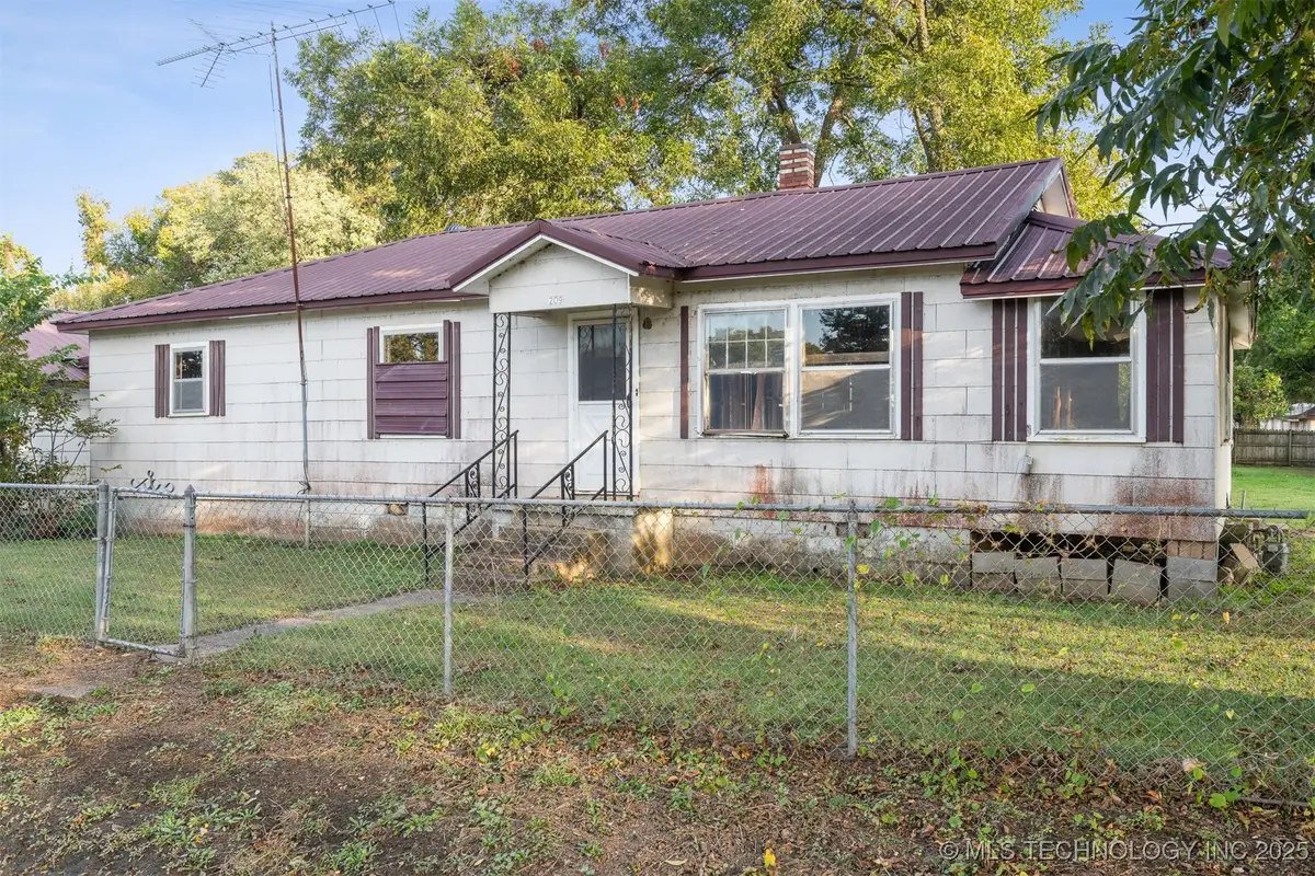 209 W Mccorkle Street, Webbers Falls, OK 74470 - Image #1