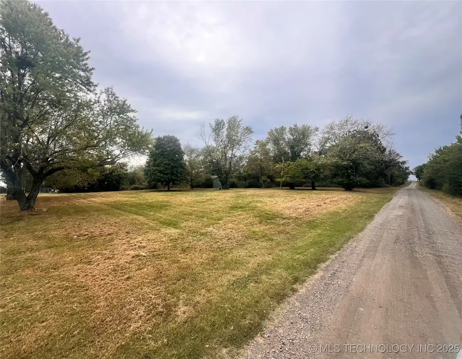 1222 S Third Street, Stilwell, OK 74960 - Image #2