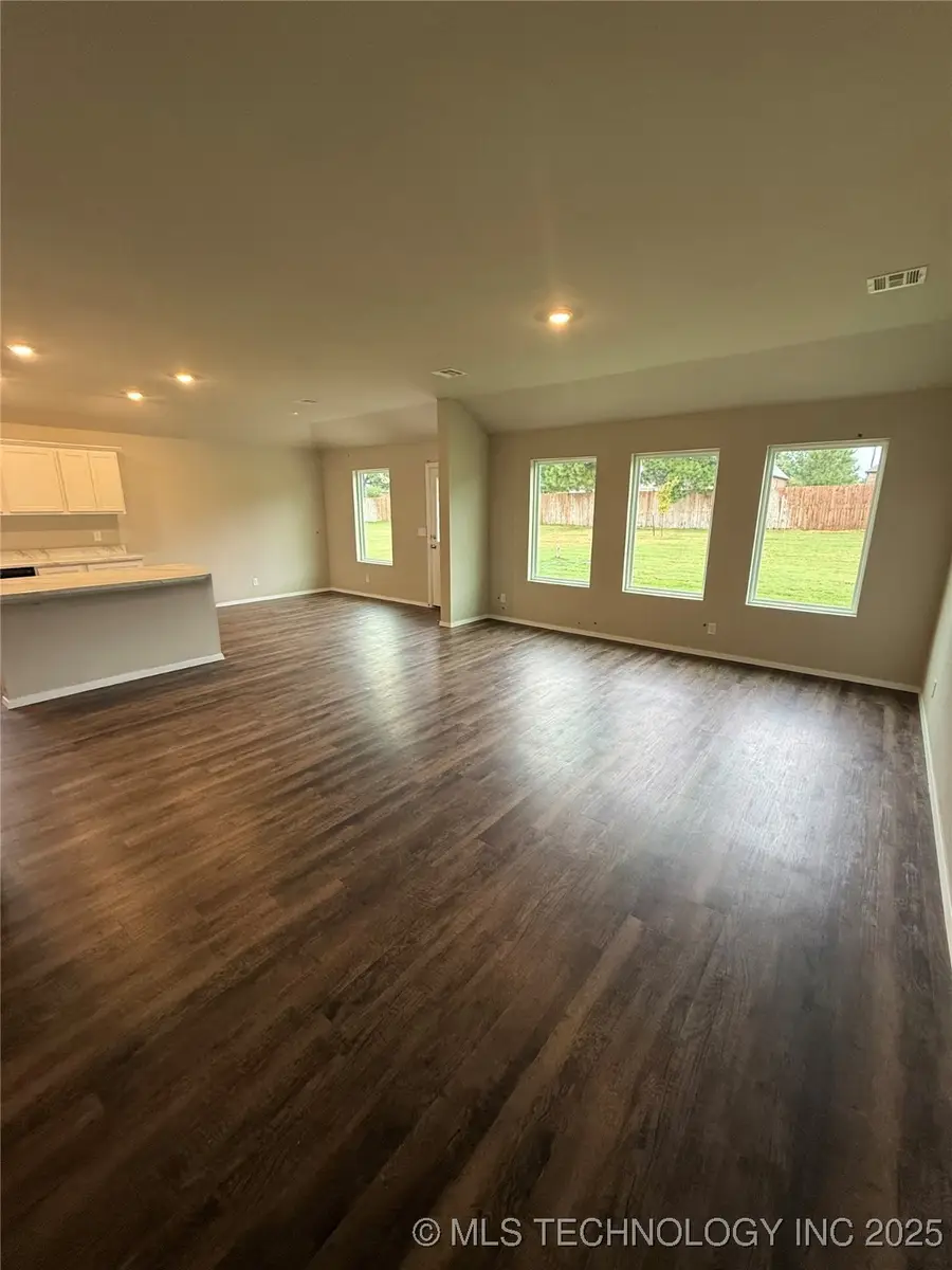 7108 S Maple Avenue, Broken Arrow, OK 74011 - Image #2