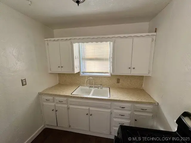 225 E Main Street, Stratford, OK 74872 - #2