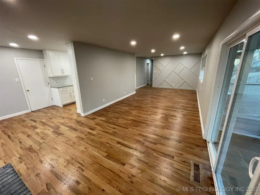 1016 N Cedar Avenue, Sand Springs, OK 74063 - Image #2