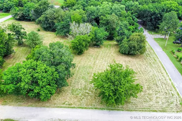 715 S Cherokee Street, Locust Grove, OK 74352