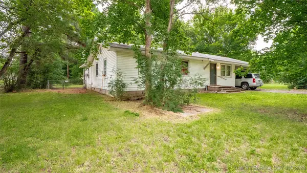 809 Carbon Avenue, Hartshorne, OK 74547