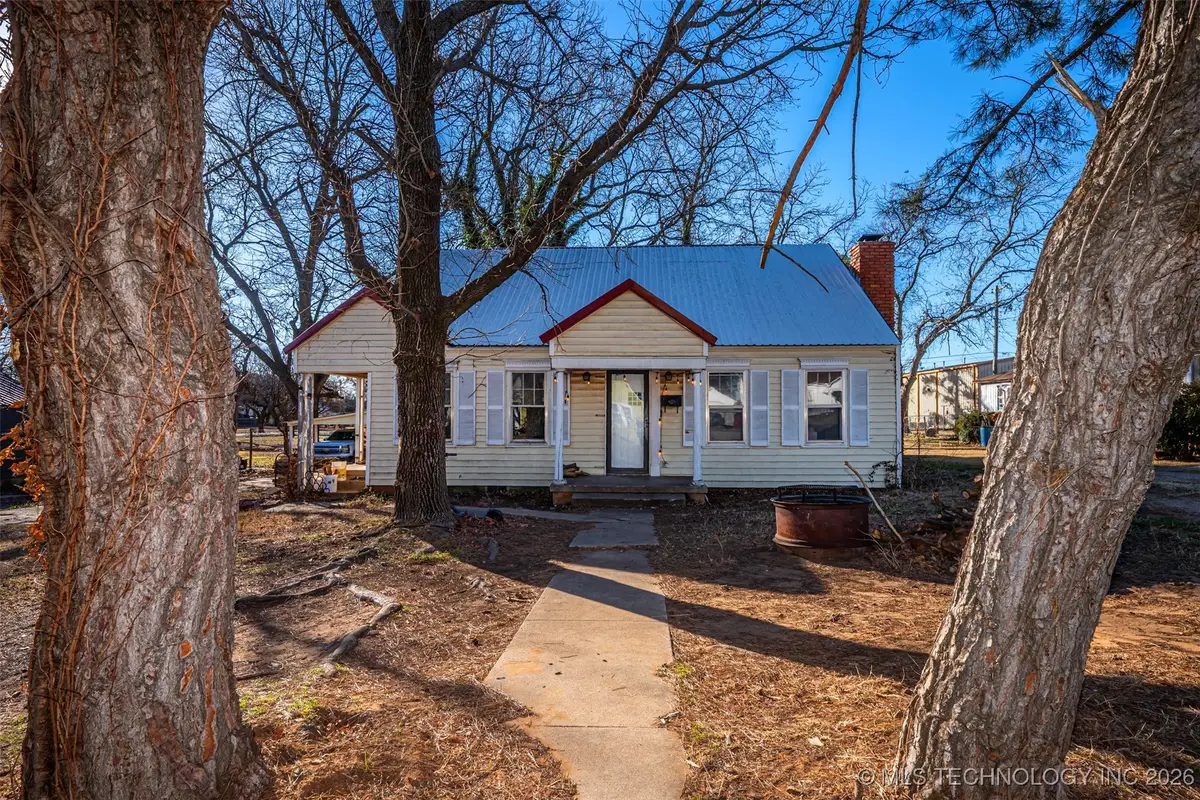 425 E Park Avenue, Waurika, OK 73573 - Image #1