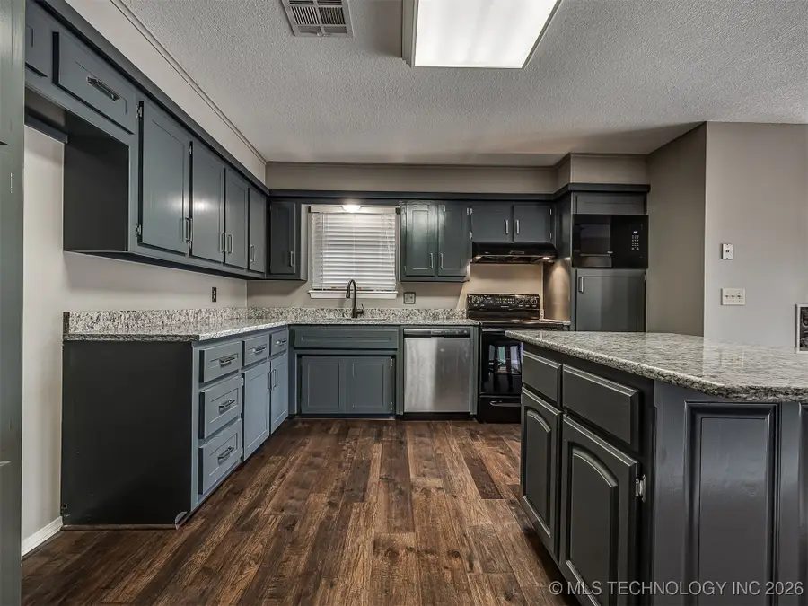 300 Ridgecrest Court, Bartlesville, OK 74006 - #2