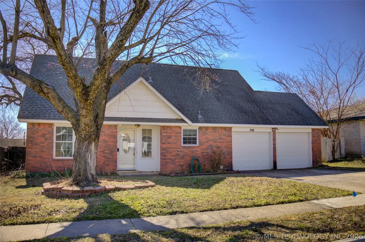 306 E 17th Street, Owasso, OK 74055 - #1
