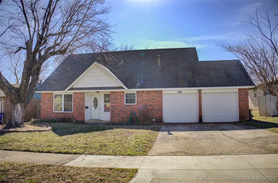 306 E 17th Street, Owasso, OK 74055 - #3