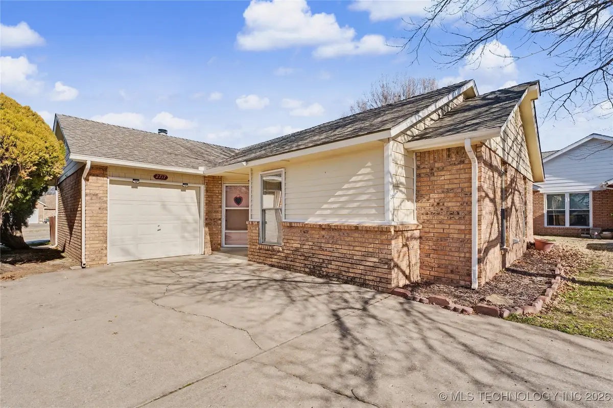 2717 S Narcissus Place, Broken Arrow, OK 74012 - Image #1