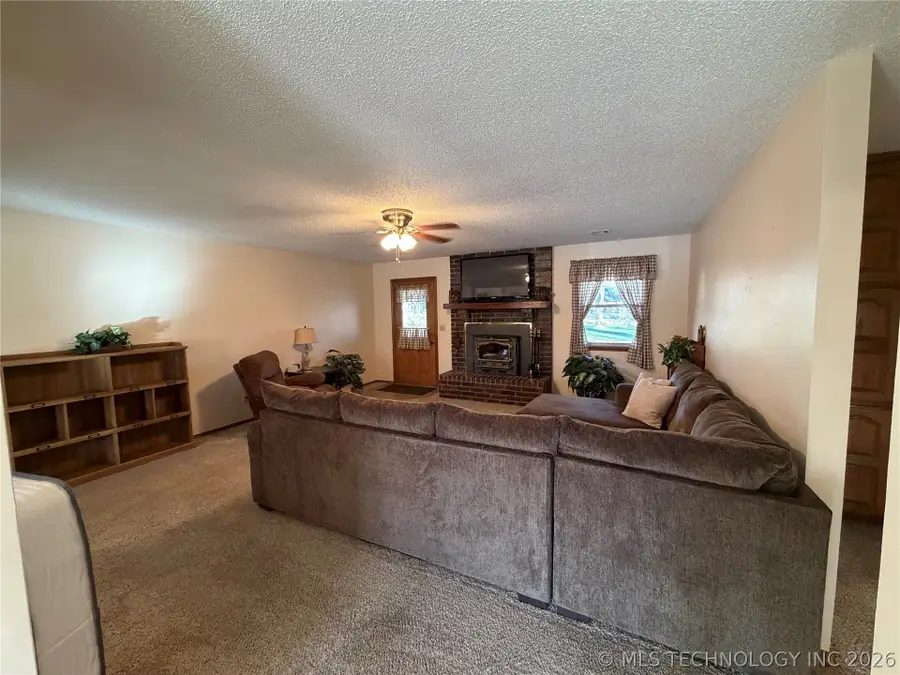 1302 N Miami Avenue, Chouteau, OK 74337 - #3