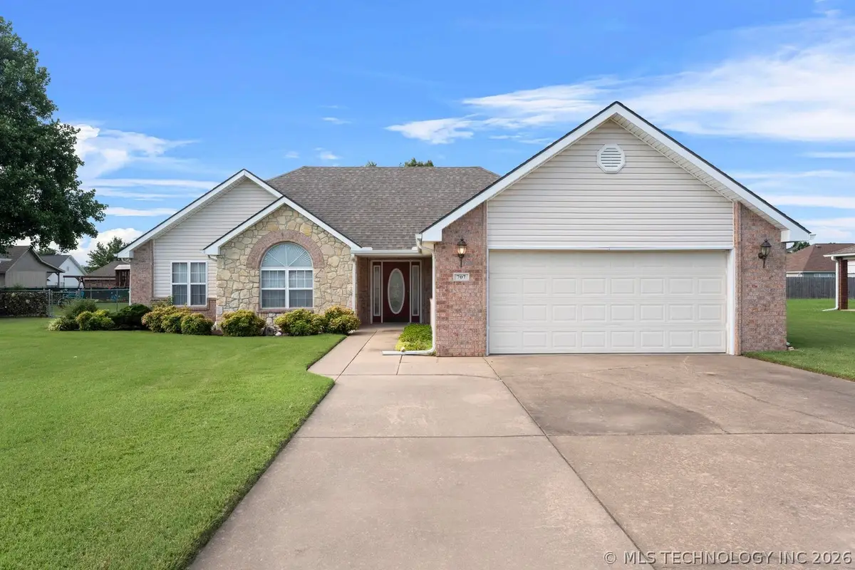 707 E 10th Street, Grove, OK 74344 - #1