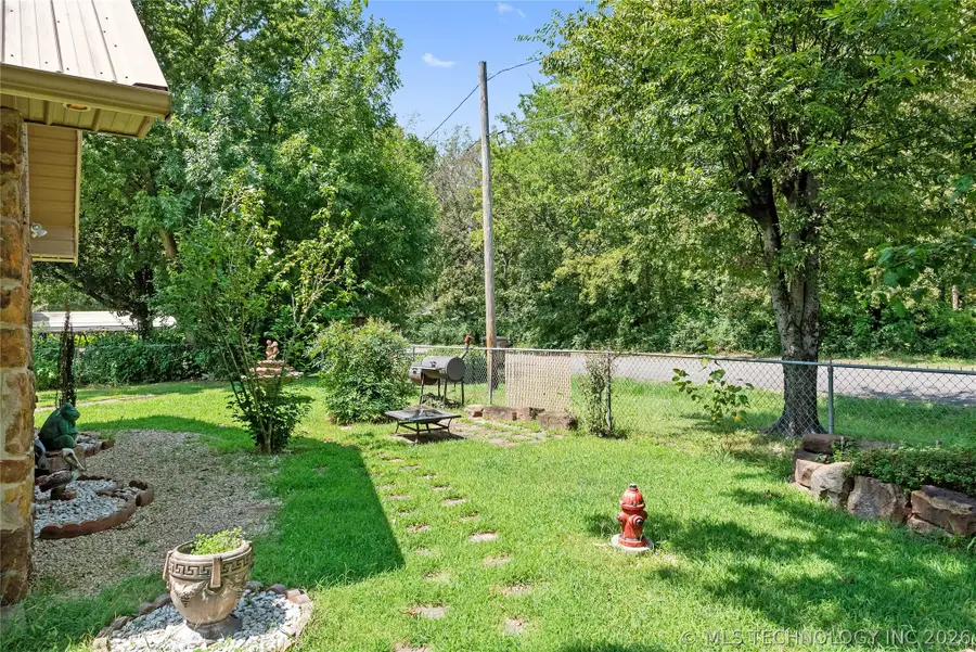 811 N State Street, Wagoner, OK 74467 - #2