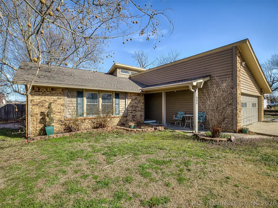 606 NW 9th Street, Wagoner, OK 74467 - #2