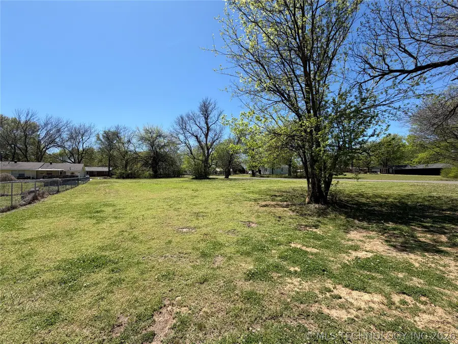 801 NE 11th Street, Wagoner, OK 74467 - #2
