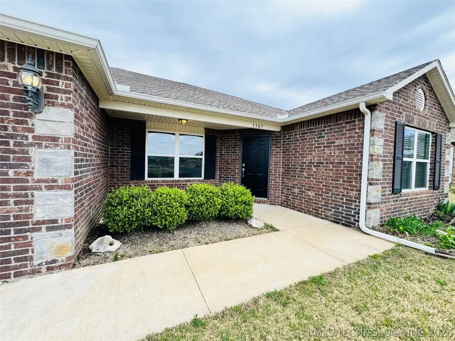 1307 W Missouri Avenue, Claremore, OK 74019 - #2