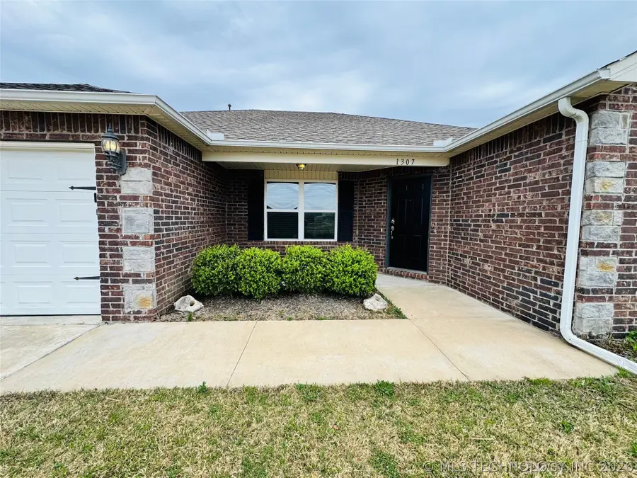 1307 W Missouri Avenue, Claremore, OK 74019 - #3