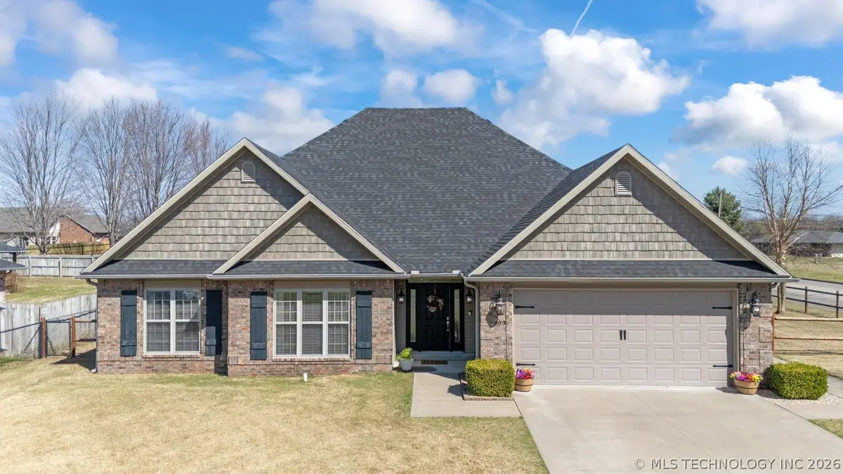 903 E 10th Street, Grove, OK 74344 - #1