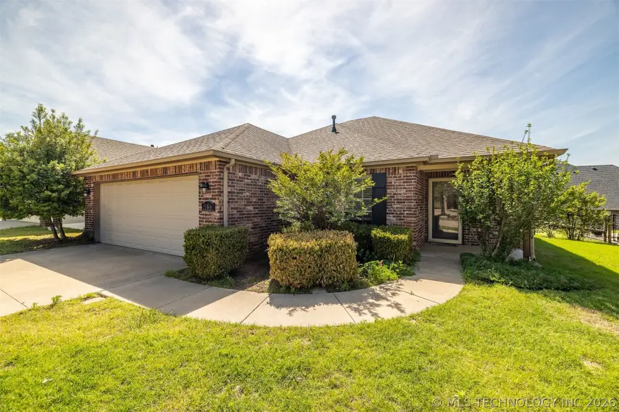 566 S 22nd Place, Collinsville, OK 74021 - #2